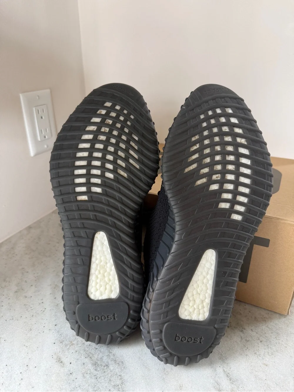 adidas - Yeezy Boost 350 V2 'Bred' 2017